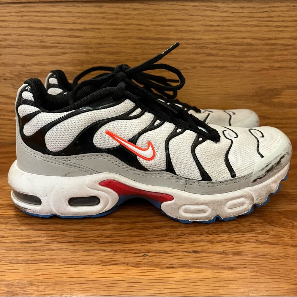 Kids Nike Air Max Plus White and Black Sneakers with Red Accents size 1.5Y